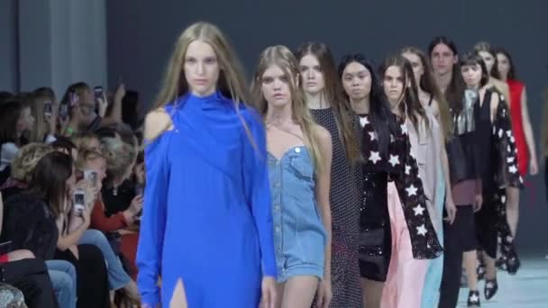 Modeshow. Groep van modellen lopen op de catwalk. Langzame beweging — Stockvideo
