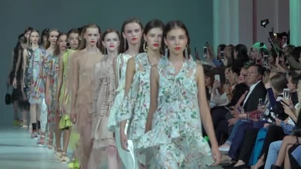 Modeshow. Groep van modellen lopen op de catwalk. Langzame beweging — Stockvideo