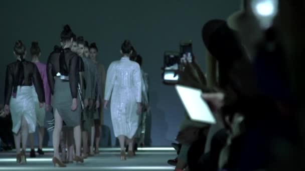 Modevisning. En grupp modeller som går på catwalken. Långsamma rörelser — Stockvideo