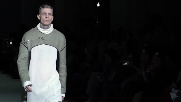 Modeshow. Man model loopt op de catwalk. Langzame beweging. — Stockvideo