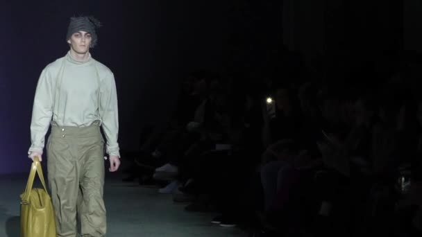Modevisning. Manlig modell går på catwalken. Långsamma rörelser. — Stockvideo