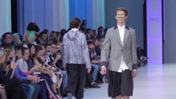 Modeshow. Man model loopt op de catwalk. Langzame beweging. — Stockvideo