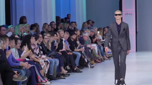 Fashion show. Male model walking on the catwalk. Slow motion. — Stock Video