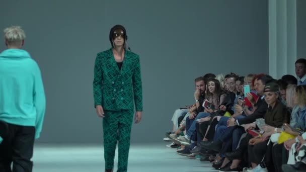 Fashion show. Male model walking on the catwalk. Slow motion. — Stock Video