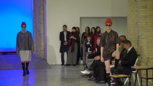 Desfile de moda. Modelo masculino andando na passarela. Movimento lento . — Vídeo de Stock