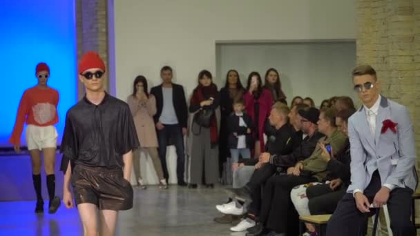 Fashion show. Male model walking on the catwalk. Slow motion. — Stock Video