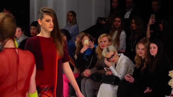 Fashion show. Girl model walking on the catwalk. Slow motion — Stock Video