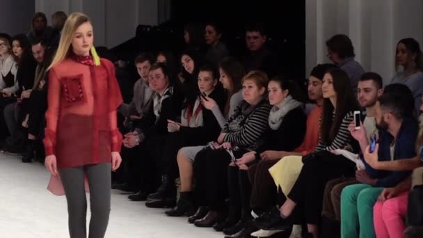 Modeshow. Meisjesmodel loopt op de catwalk. Langzame beweging — Stockvideo