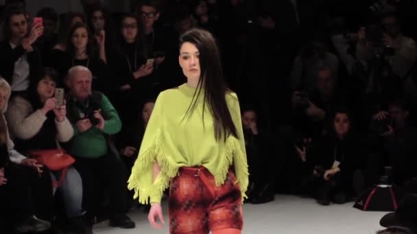 Modeshow. Meisjesmodel loopt op de catwalk. Langzame beweging — Stockvideo