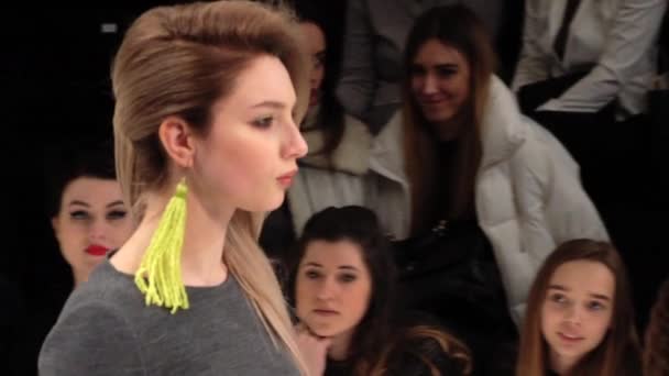 Modeshow. Meisjesmodel loopt op de catwalk. Langzame beweging — Stockvideo