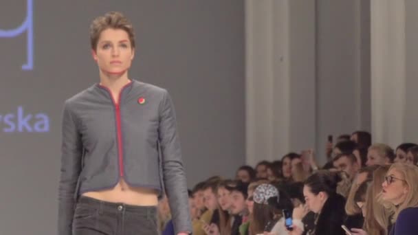 Desfile de moda. Modelo menina andando na passarela. Movimento lento — Vídeo de Stock