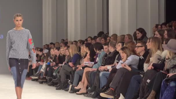 Desfile de moda. Modelo menina andando na passarela. Movimento lento — Vídeo de Stock