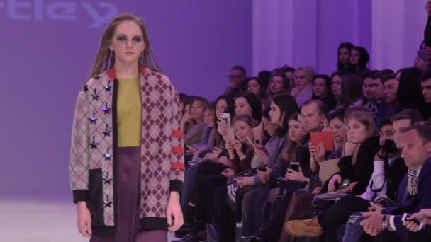 Desfile de moda. Modelo menina andando na passarela. Movimento lento — Vídeo de Stock