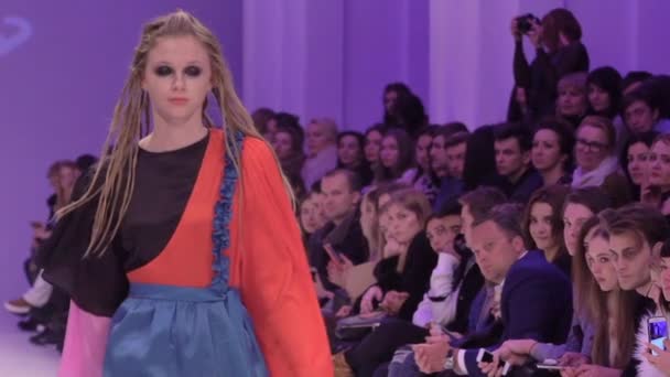 Moda gösterisi. Kız model podyumda yürüyor. Yavaş çekim — Stok video