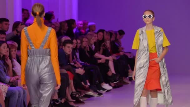 Modeshow. Meisjesmodel loopt op de catwalk. Langzame beweging — Stockvideo