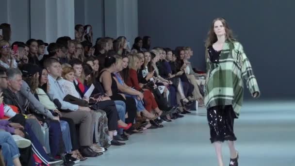 Modeshow. Meisjesmodel loopt op de catwalk. Langzame beweging — Stockvideo