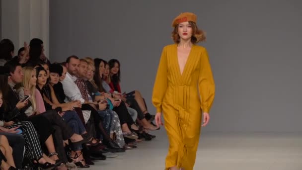 Défilé. Modèle de fille marchant sur le podium. Mouvement lent — Video