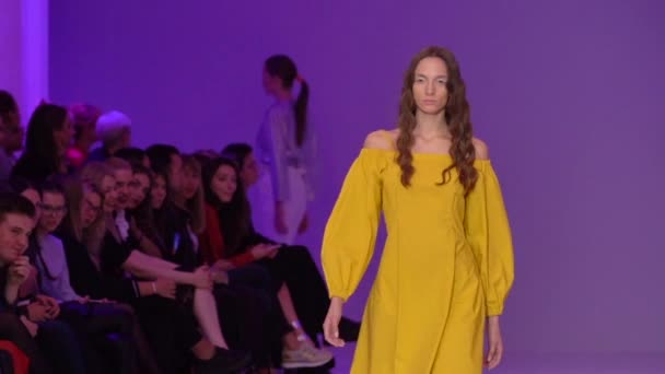 Fashion show. Girl model walking on the catwalk. Slow motion — Stock Video
