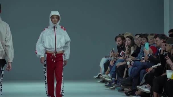 Modeshow. Meisjesmodel loopt op de catwalk. Langzame beweging — Stockvideo