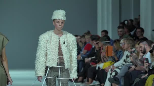 Modeshow. Meisjesmodel loopt op de catwalk. Langzame beweging — Stockvideo