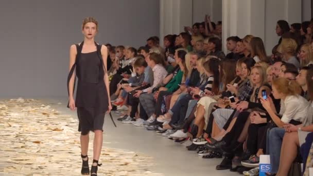 Desfile de moda. Modelo menina andando na passarela. Movimento lento — Vídeo de Stock