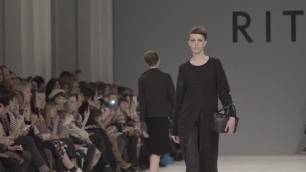 Modeshow. Meisjesmodel loopt op de catwalk. Langzame beweging — Stockvideo