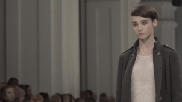 Desfile de moda. Modelo menina andando na passarela. Movimento lento — Vídeo de Stock