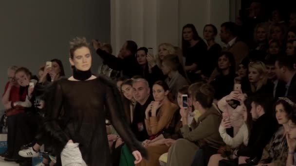 Modeshow. Meisjesmodel loopt op de catwalk. Langzame beweging — Stockvideo