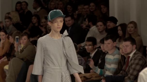 Modeshow. Meisjesmodel loopt op de catwalk. Langzame beweging — Stockvideo