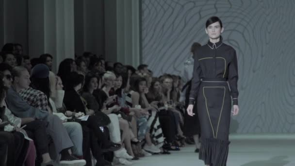 Modeshow. Meisjesmodel loopt op de catwalk. Langzame beweging — Stockvideo