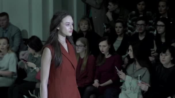 Modeshow. Meisjesmodel loopt op de catwalk. Langzame beweging — Stockvideo