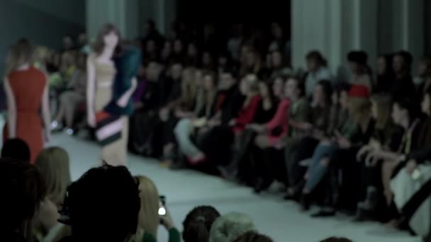 ファッションショー。女の子のモデルは、キャットウォークに歩いてください。スローモーション — ストック動画