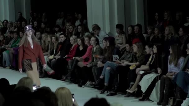 Modeshow. Meisjesmodel loopt op de catwalk. Langzame beweging — Stockvideo