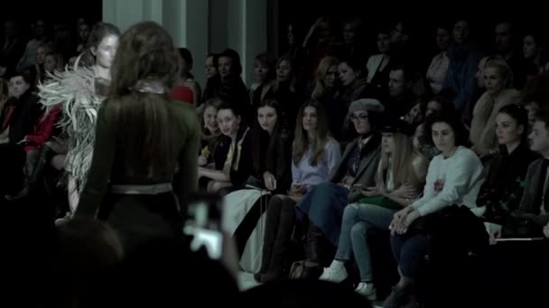 Modeshow. Meisjesmodel loopt op de catwalk. Langzame beweging — Stockvideo