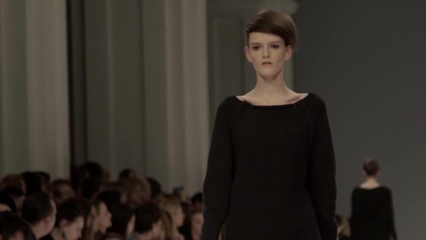 Desfile de moda. Modelo menina andando na passarela. Movimento lento — Vídeo de Stock