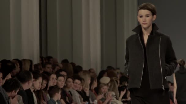 Desfile de moda. Modelo menina andando na passarela. Movimento lento — Vídeo de Stock