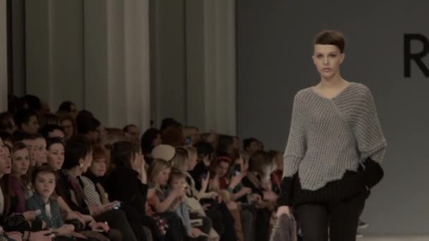 Fashion show. Girl model walking on the catwalk. Slow motion — Stock Video