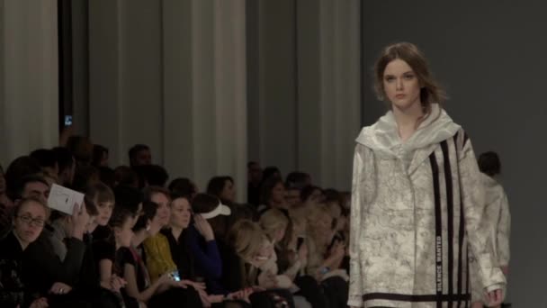 Modeshow. Meisjesmodel loopt op de catwalk. Langzame beweging — Stockvideo