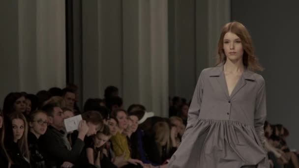 Modeshow. Meisjesmodel loopt op de catwalk. Langzame beweging — Stockvideo