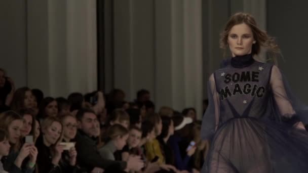 Fashion show. Girl model walking on the catwalk. Slow motion — Stock Video