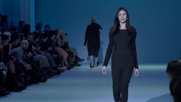 ファッションショー。女の子のモデルは、キャットウォークに歩いてください。スローモーション — ストック動画
