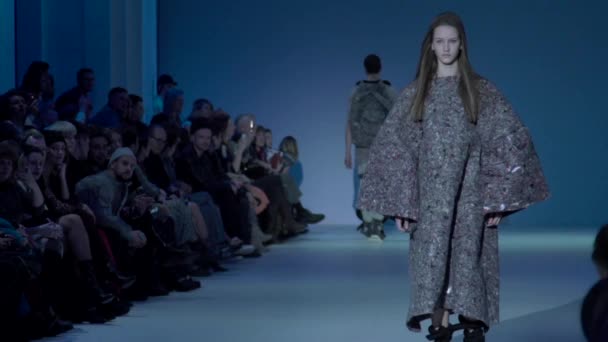 Modeshow. Meisjesmodel loopt op de catwalk. Langzame beweging — Stockvideo
