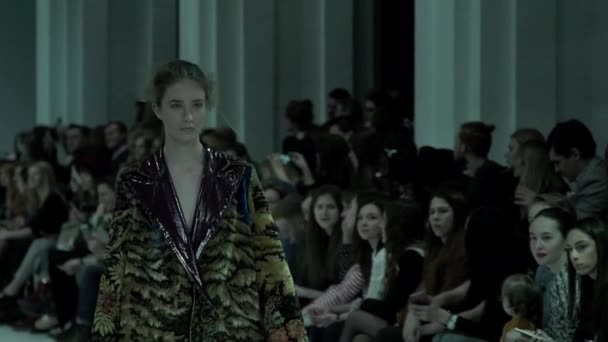 Modeshow. Meisjesmodel loopt op de catwalk. Langzame beweging — Stockvideo