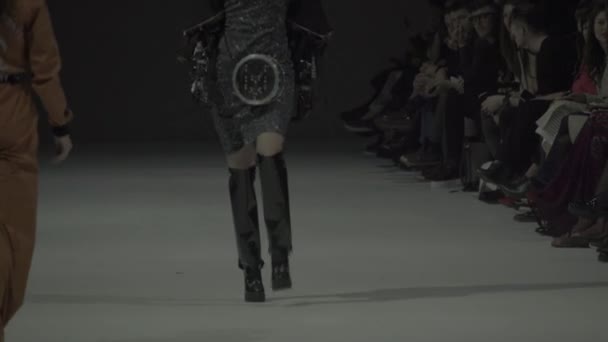 Modeshow. Het meisje is een model op de catwalk. — Stockvideo