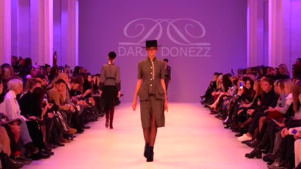 Modeshow. Het meisje is een model op de catwalk. — Stockvideo