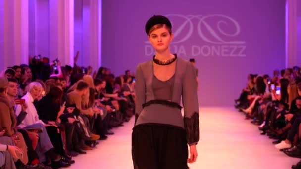 Modeshow. Het meisje is een model op de catwalk. — Stockvideo