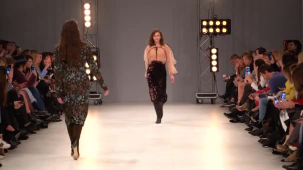 Modeshow. Het meisje is een model op de catwalk. — Stockvideo