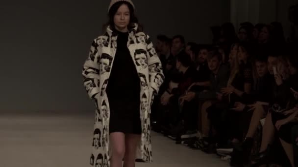 Modeshow. Het meisje is een model op de catwalk. — Stockvideo