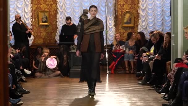 Modeshow. Het meisje is een model op de catwalk. — Stockvideo