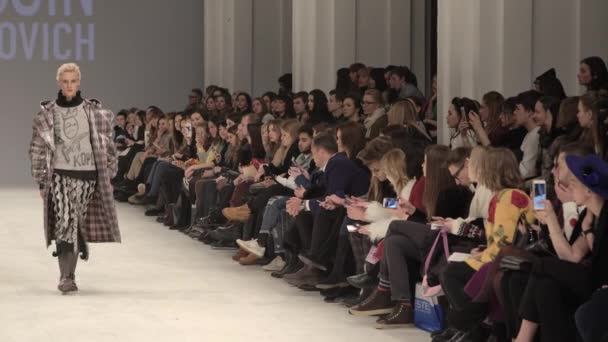 Modeshow. Het meisje is een model op de catwalk. — Stockvideo